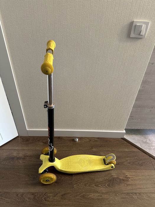 самокат Scooter трех колесный с 3 до 8 лет. Желтый самокат