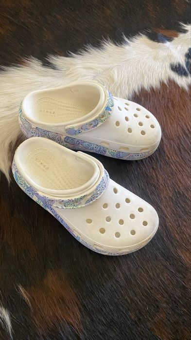 Белые кроксы оригинал на платформе