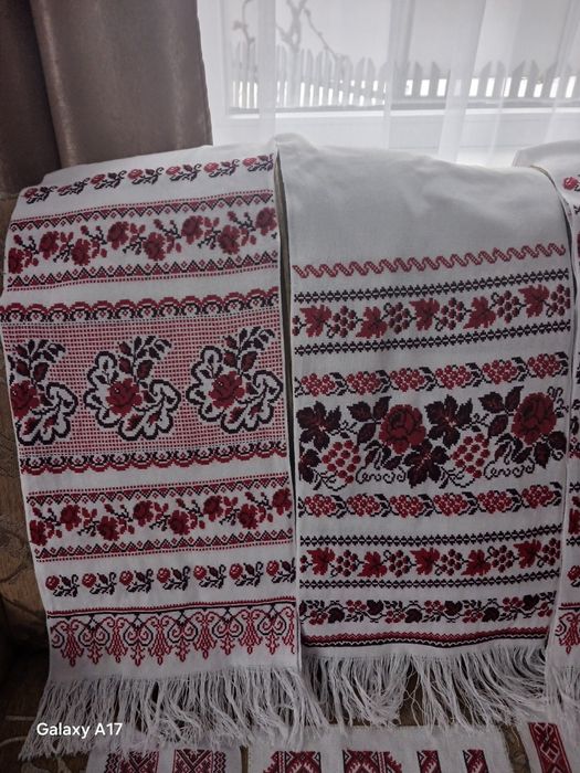 Вишитий рушник на полотні