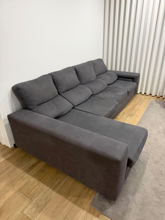 Sofá cinza de 3 lugares e chaise longue
