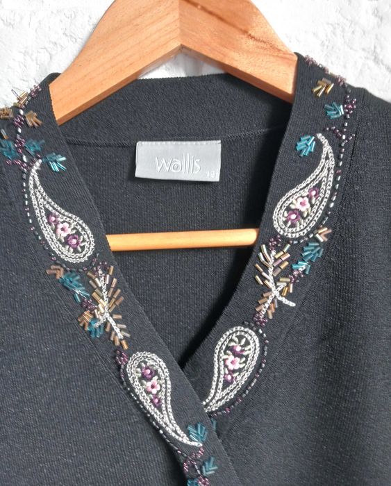 Bluzka damska z ozdobnym dekoltem czarna XXL/16/44 Wallis