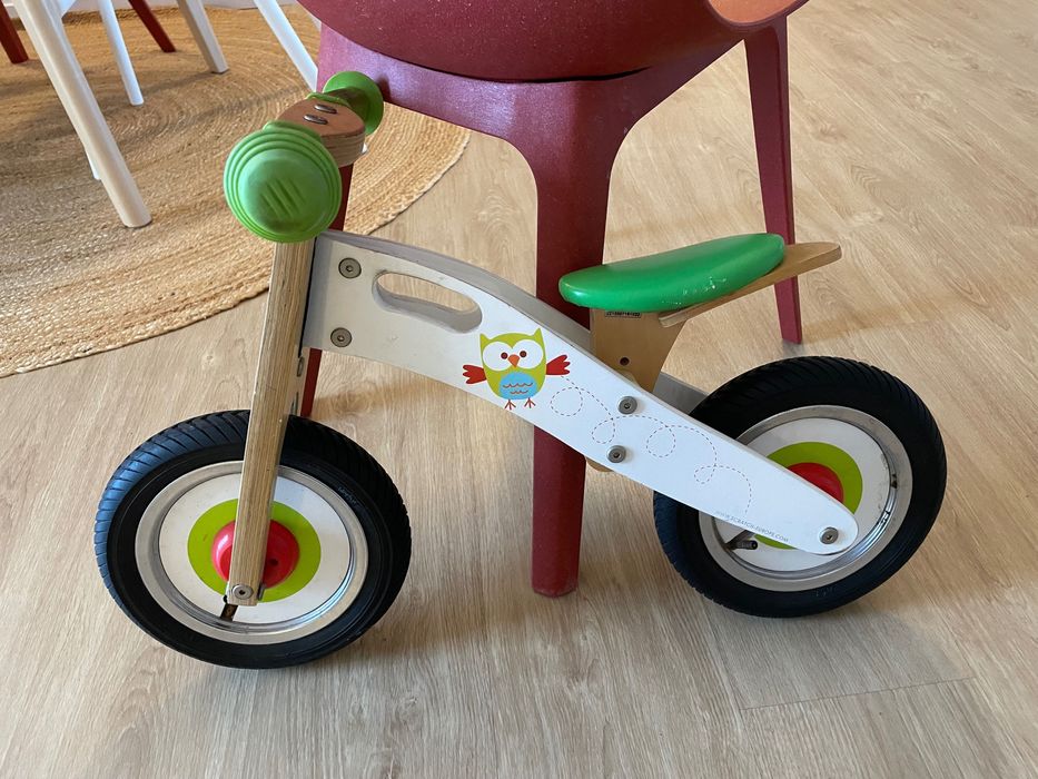 Bicicleta sem pedais de madeira