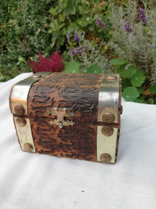 Drewniana szkatułka, kuferek na drobiazgi, biżuterię.