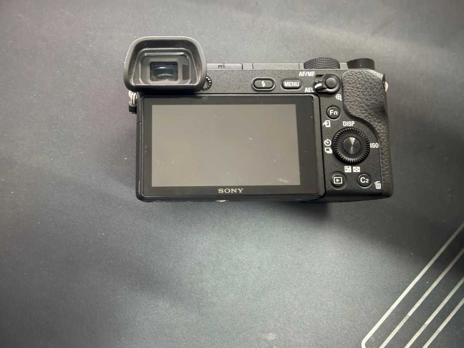 Sony a6300 APS-C 4K com 1067 disparos