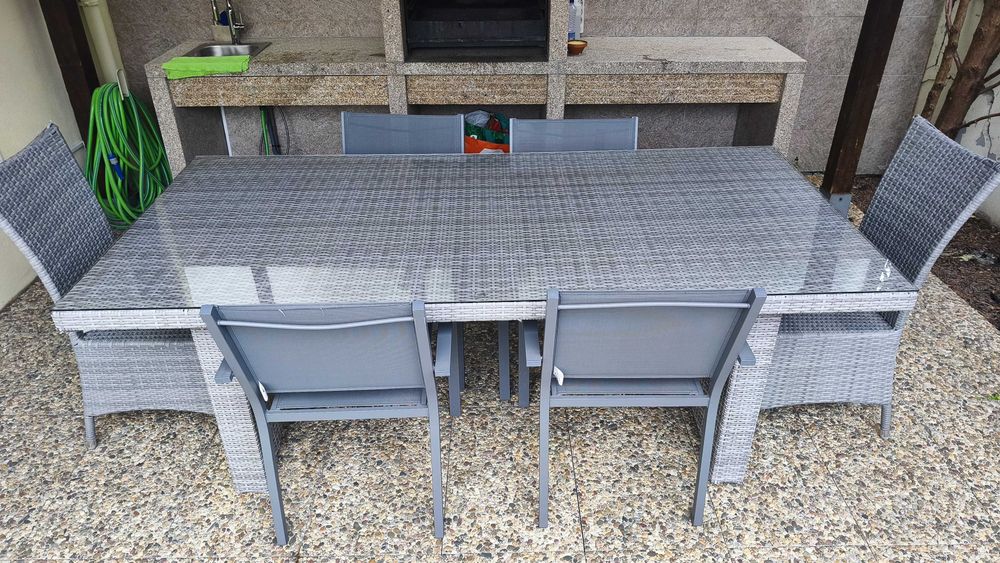 Vende-se mesa cinzenta 209X100X75com exterior com 6 cadeiras