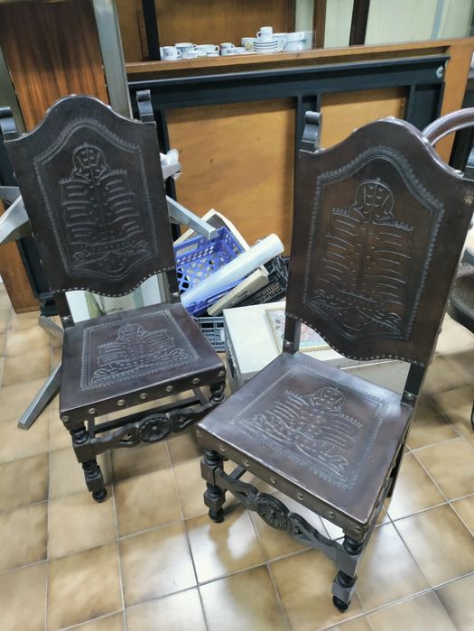 Seis Cadeiras de couro e pregaria