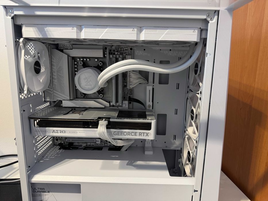 Komputer MAD DOG Powered by Gigabyte AORUS301WH