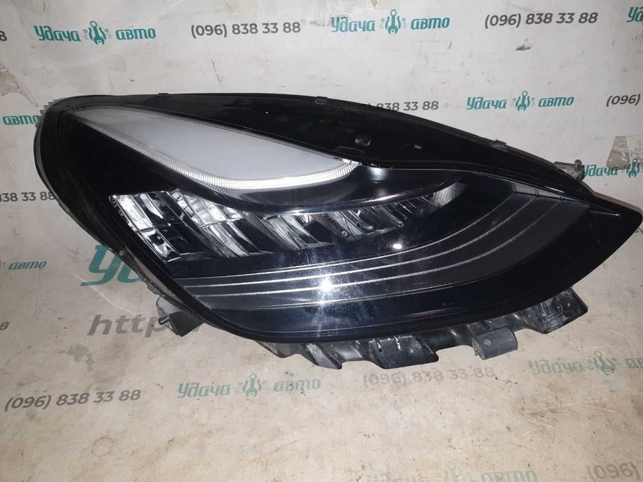 Фара передня права з кріпленням   Tesla Model Y  107737200L