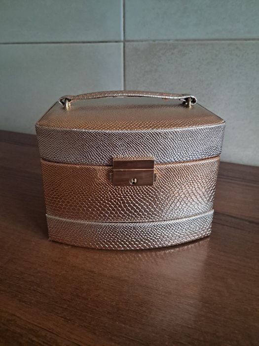 Скринька для прикрас.