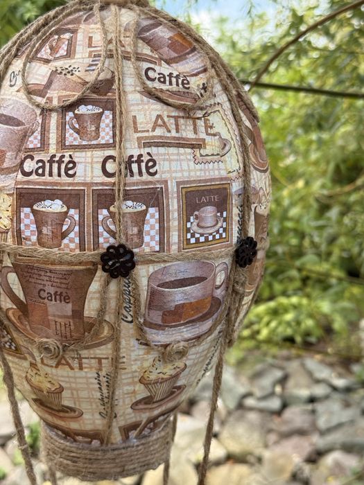 Повітряна куля для інтерʼєру кавʼярні.