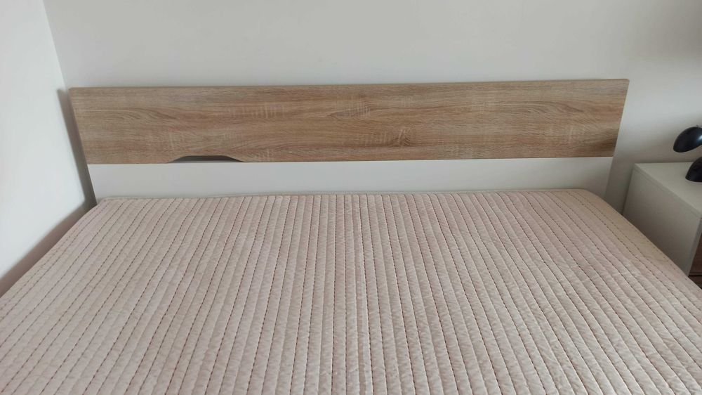 Cama de casal, com estrado e colchão + mesa de cabeceira