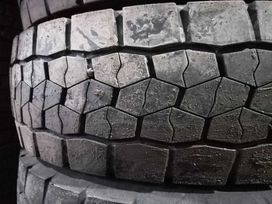 Шина 215/75R17.5 з Европи (остаток від 10 мм) 20 роки