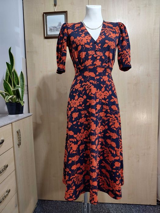 Dzianinowa trapezowa sukienka midi w kwiaty krótki bufiasty rękaw