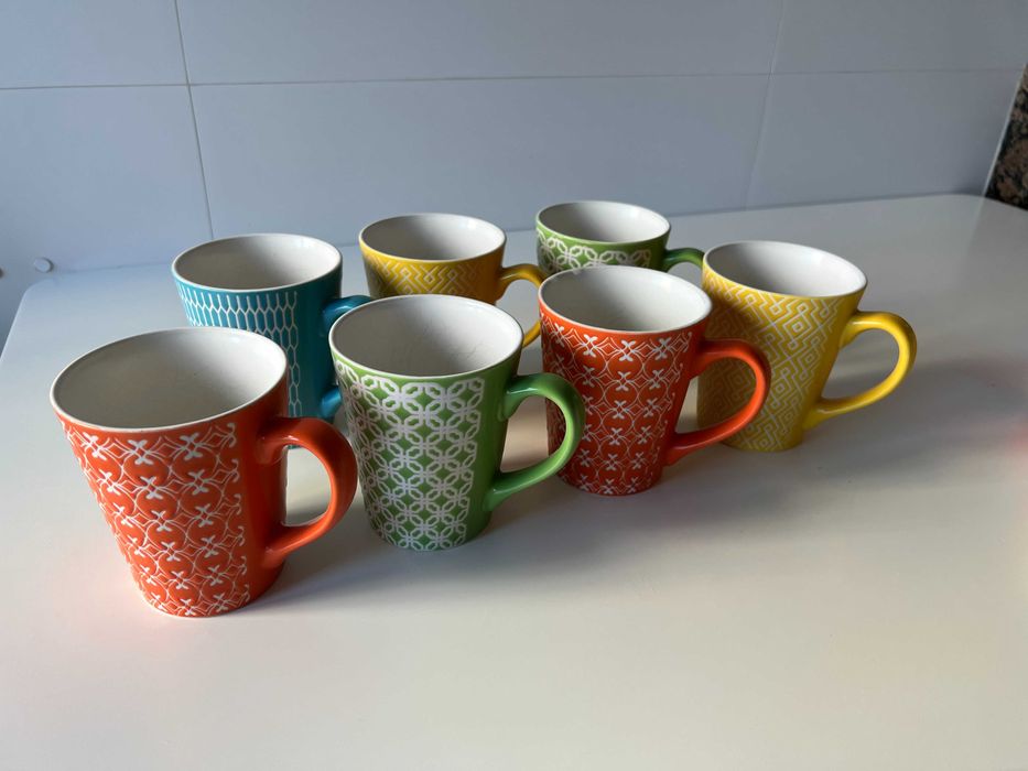 Conjunto de canecas e taças coloridas