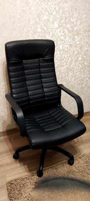 Комод;стіл;крісло