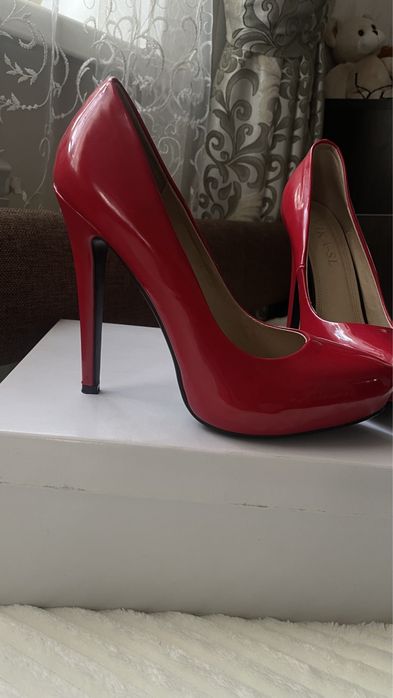 Лакові туфлі лодочки