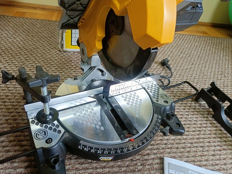 FEMI Piła Ukośnica Do Ddrewna 1200 W. FM-TR076