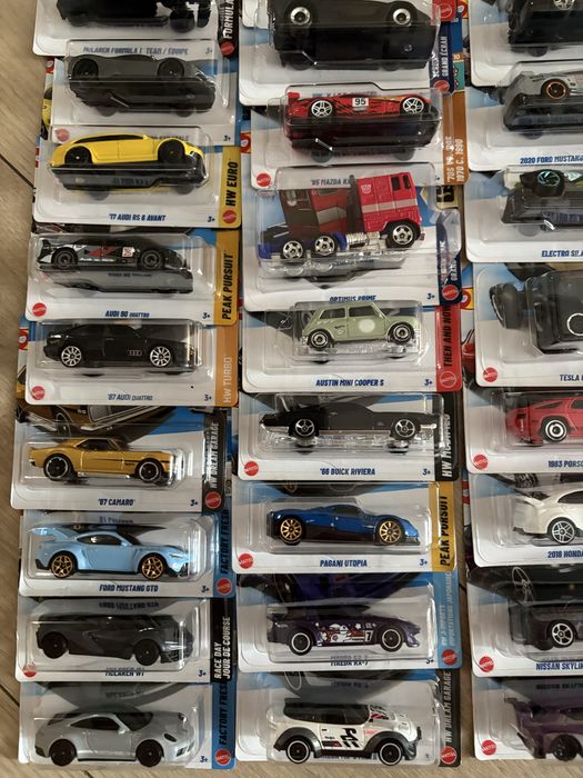 Hot wheels audi rs6, ferrari