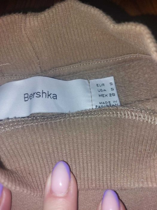 Brązowa bluza Bershka.