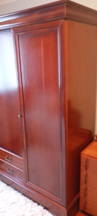 Roupeiro madeira com três portas