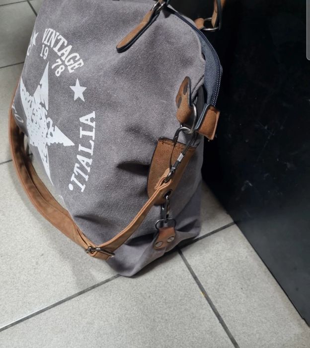 Szara torebka listonoszka