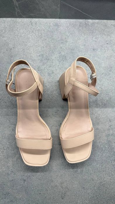 Жіночі бежеві босоніжки DeeZee 36 р