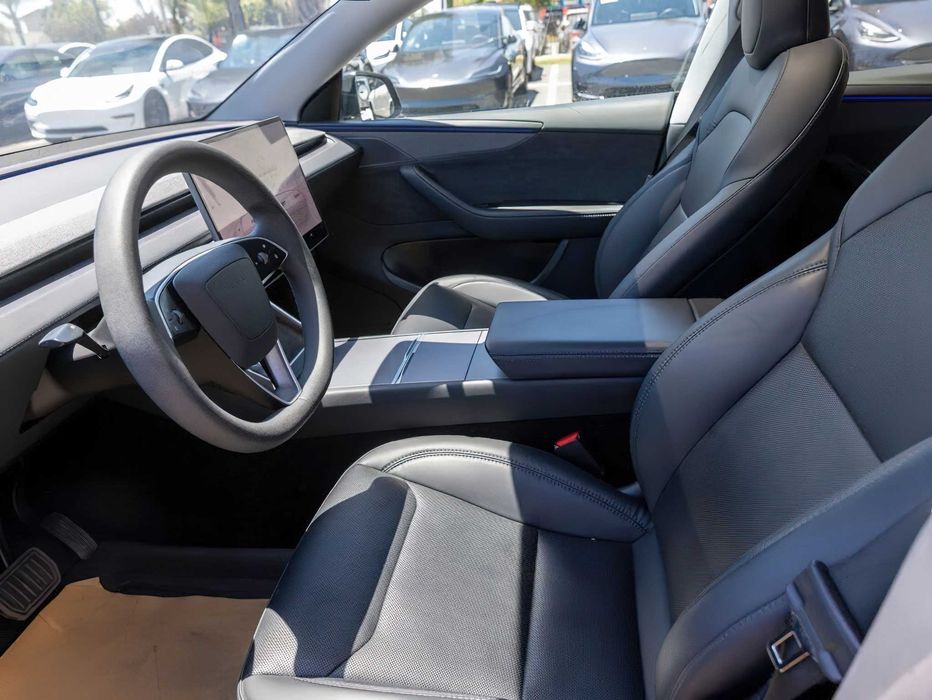 Tesla Model Y Long Range      2026