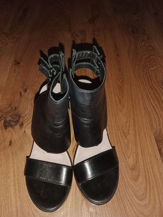 Sandały na koturnie Lasocki