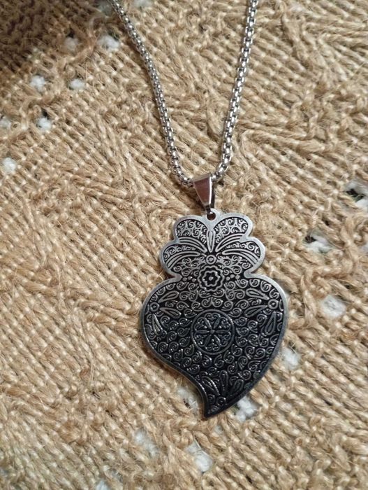 Colares e brincos em inox