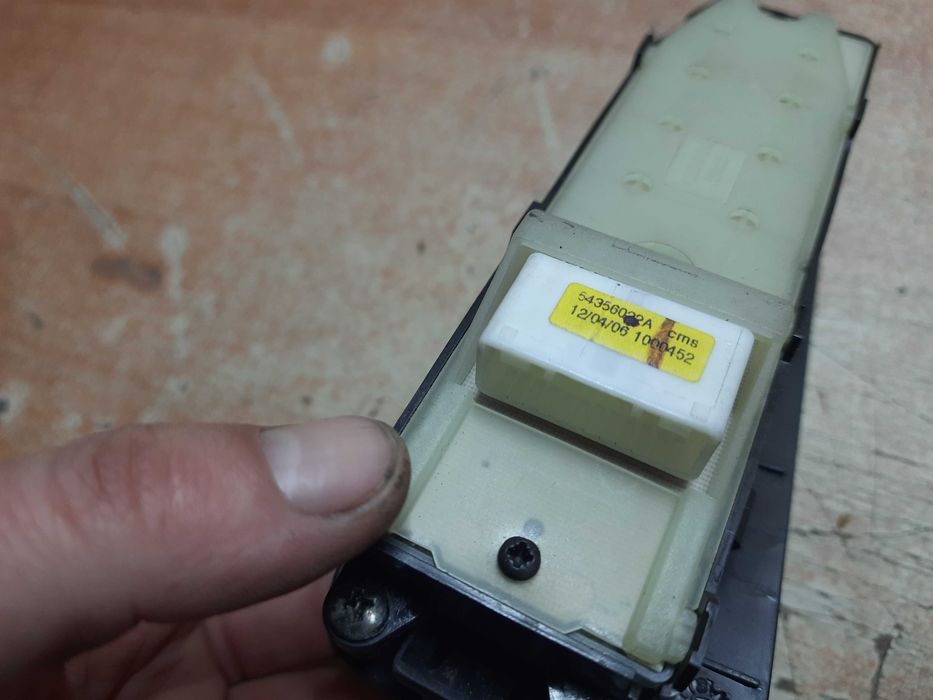 Водійський блок управління склопідйомниками Тойота Авенсіс т25