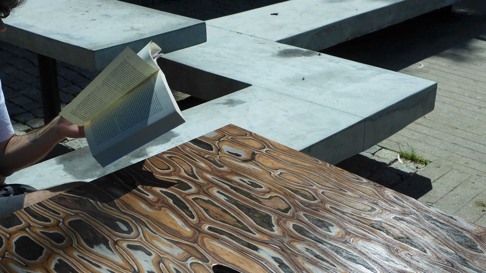 NOVA - Mesa de escritório 1.05m x 1.05m em contraplacadado folheado.