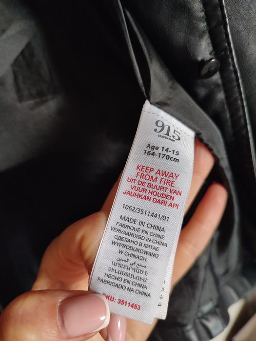 Куртка из зам. кожи, чёрного цвета.