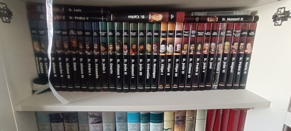 Coleção de livros visivel na foto