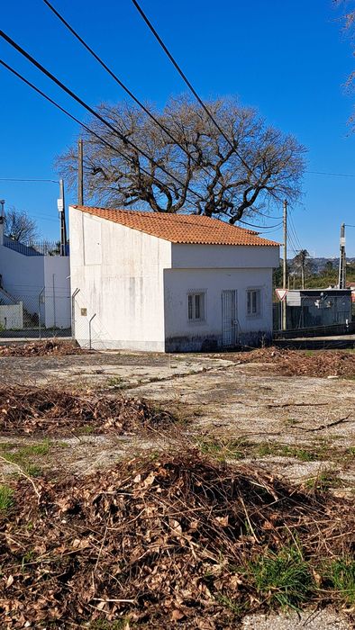 Terreno Urbano com Habitação T1 e Projeto de Ampliação.
