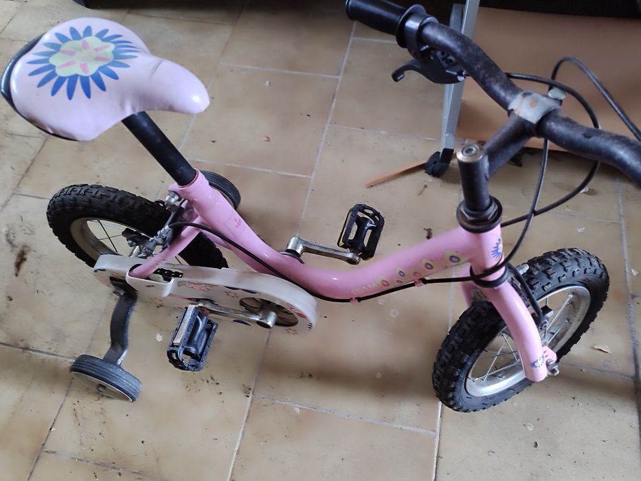 2 por preço uma Bicicleta criança pequena precisa limpeza encher pneu
