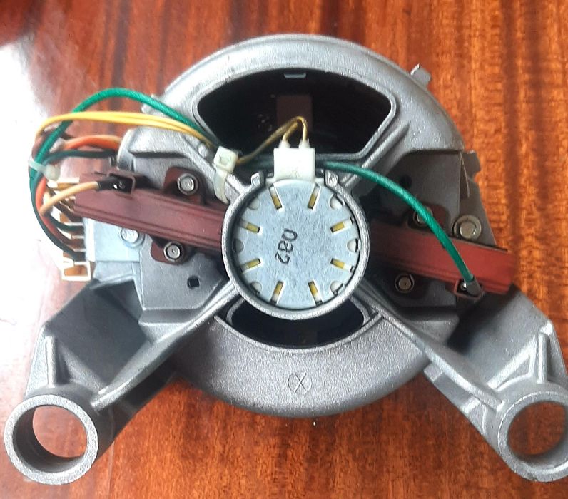 Продам двигун от пральної машини  Zanussi LINDO 300