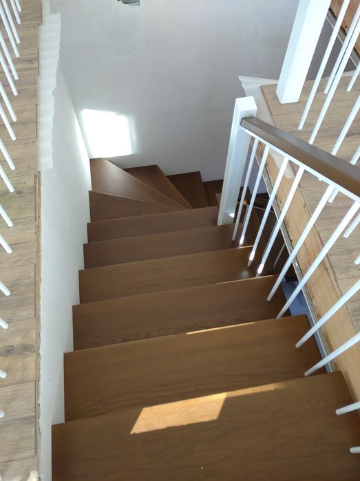 Сходи на металевому каркасі перила нержавіка ковка стекло дерево метал