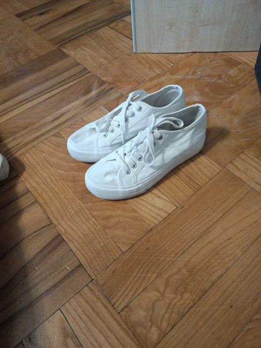 Klasyczne białe trampki