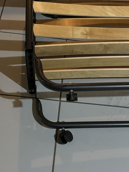 Cama movel com colchao.