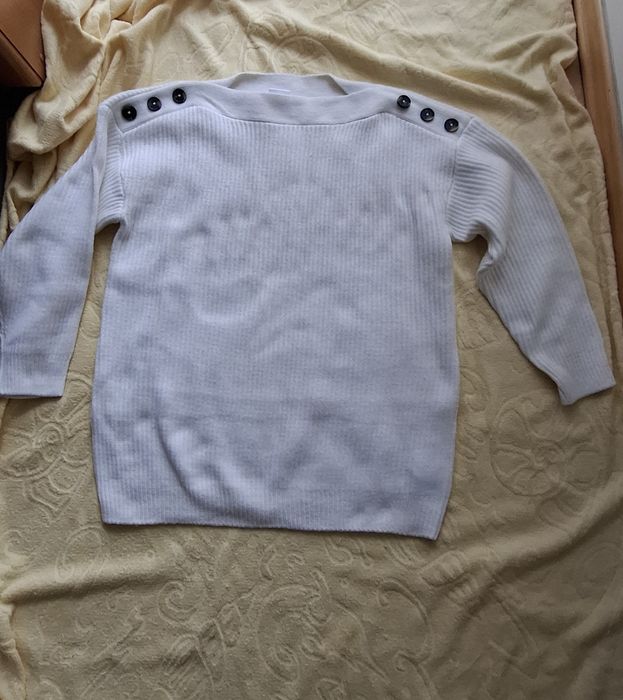 Sweter damski oversize z ozdobnymi guzikami, Bodyflirt