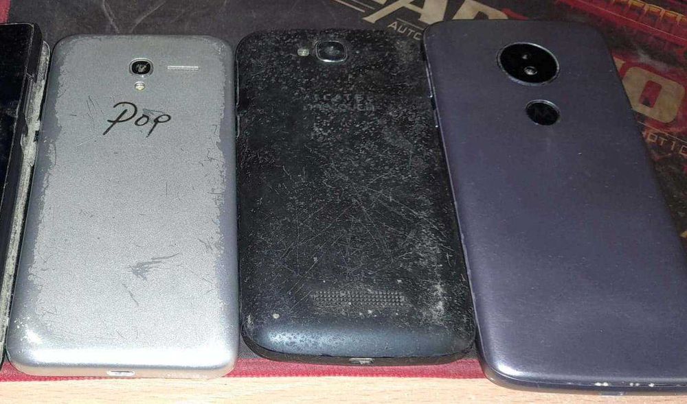 3 smartfony na części