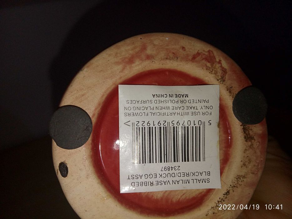 piękny czerwony prążkowany wazon