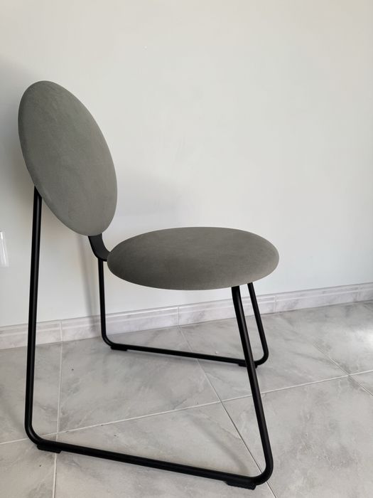 Cadeira cinzenta em tecido