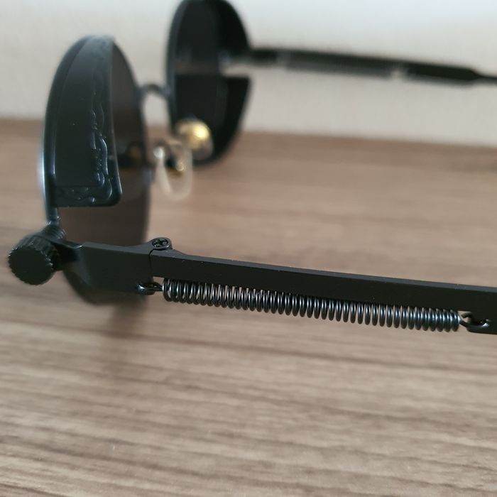 Óculos em metal preto estilo retro artesanais