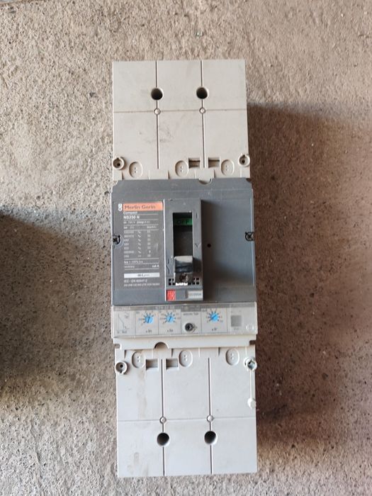 Автоматичний вимикач merlin gerin ns250n 250А