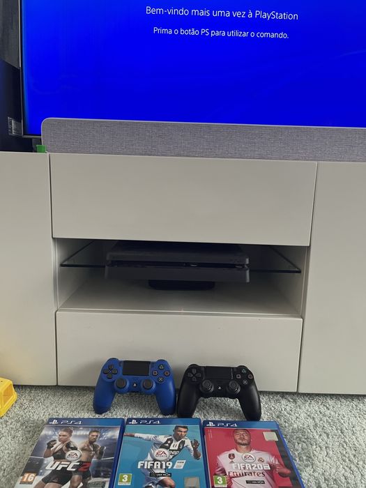 Playstation 4 Slim + 2 comandos + 4 jogos