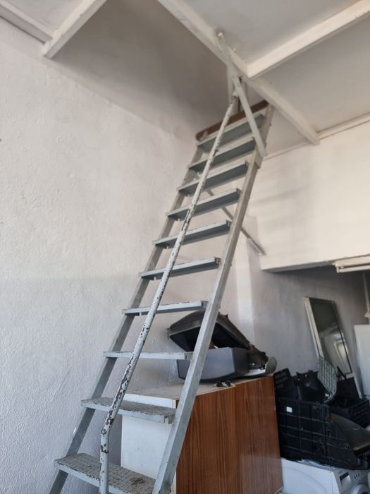 Quarto para solteiro em mezanino com janela para a rua