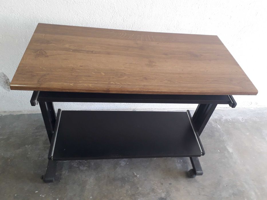 Secretária metálica em ótimas condições 1,00mx50cm, pode ser utilizada para computador