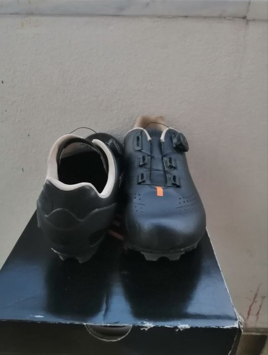 Sapatos de encaixe BTT