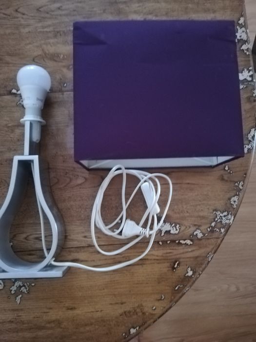 Candeeiro com lâmpada.